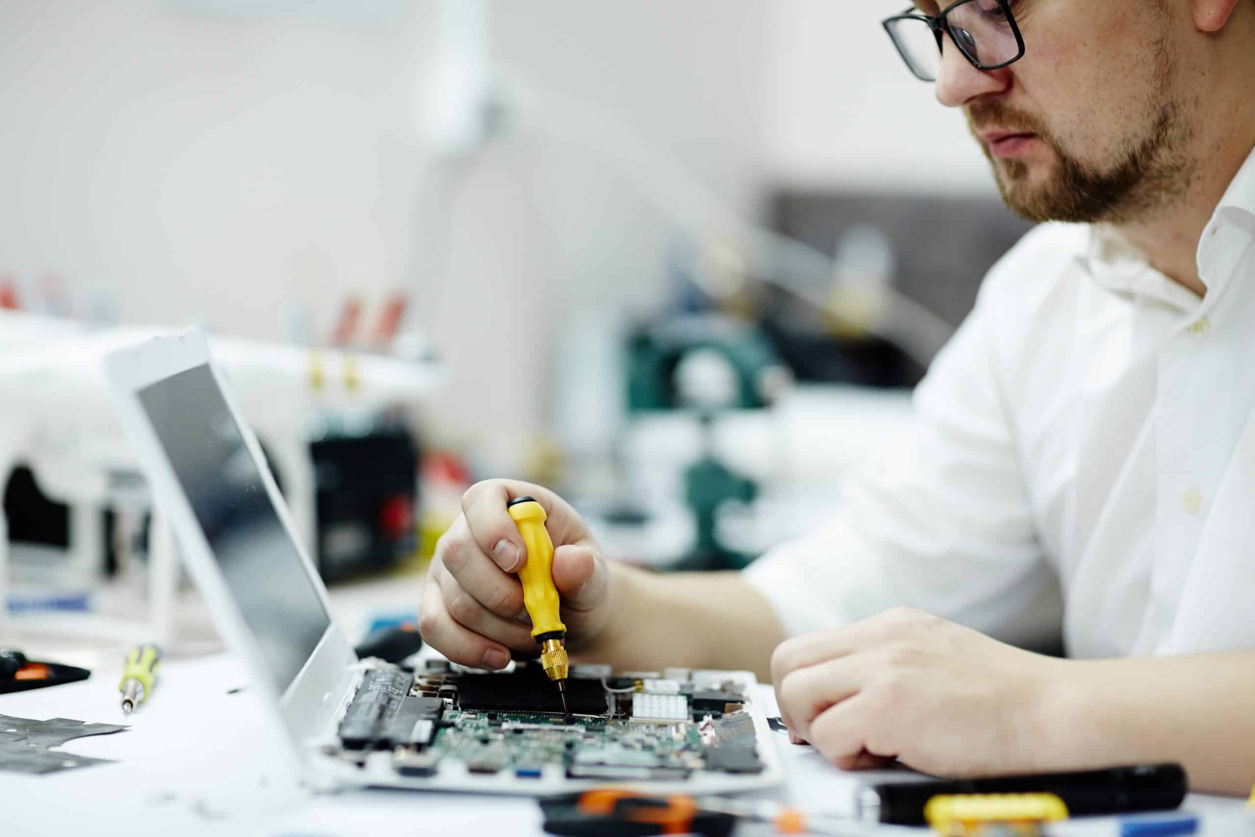 Man assembling circuit board laptop scaled